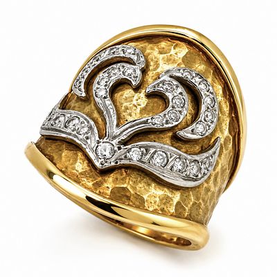 Vintage Statement Ring - Hammered Gold . טבעת וינטג' מרשימה וגדולה העשויה זהב צהוב, בעיצוב רחב 