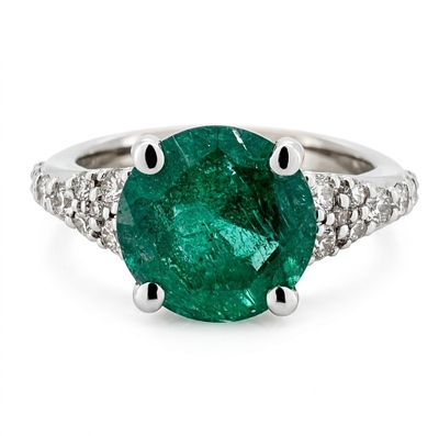 Emerald and Diamond Ring in White Gold. טבעת אמרלד ויהלומים מזהב לבן קלאסית ואלגנטית המשובצת 