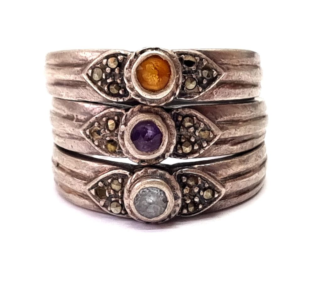 טבעת כסף וינטג' איכותית, גדולה ומרשימה. חתומה 925. 
שימו לב, חסרות כמה אבנים קטנטנות. 
מידה: 