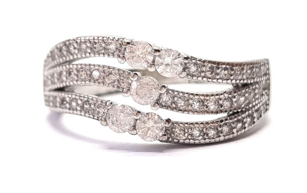 טבעת כסף 925 מודרנית, איכותית ויפהפייה. 
משובצת אבני סברובסקי נוצצות ויפות (אבן אחת חסרה). 