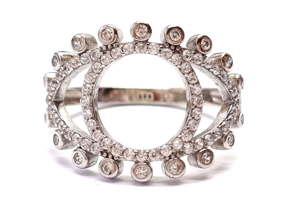 טבעת כסף 925 מודרנית, איכותית ויפהפייה. 
משובצת אבני סברובסקי נוצצות ויפות. חתומה 925. 
מידה: 8 