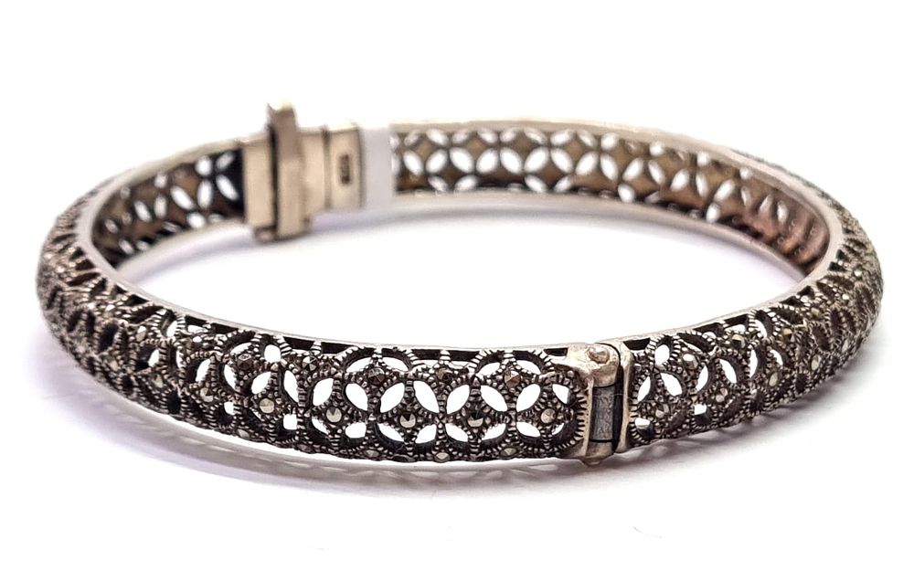 צמיד כסף, חישוק, וינטג' מהמם. 
משובץ אבני מרקיזה נוצצות. לאחר חידוש וליטוש. חתום 925. 
רוחב 