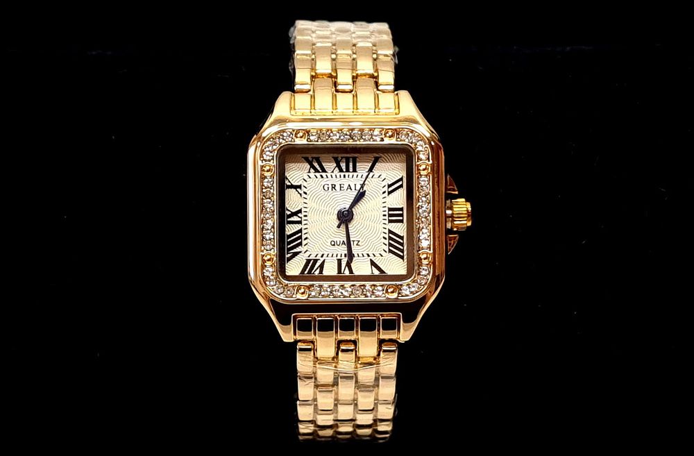 שעון אופנה חדש לנשים. הגיע מחנות תכשיטים ושעונים שנסגרה. לא היה בשימוש כלל. 
השעונים היו 