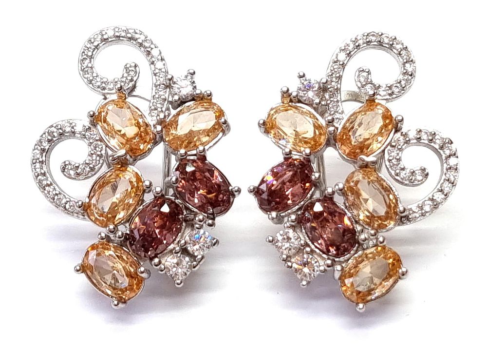 זוג עגילי כסף מצופים זהב לבן, גדולים, מרשימים ואיכותיים מאוד. 
חדשים לחלוטין לא היו בשימוש. 