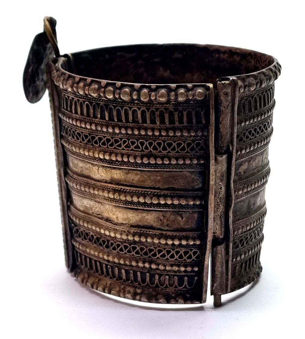 צמיד כסף פלשתינאי עתיק ואותנטי - ארץ ישראל לפני קום המדינה 1948. 
עבודת יד עתיקה, כנראה עבודה 