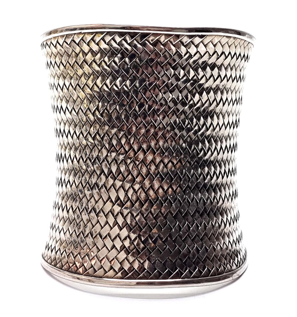 צמיד כסף וינטג', גדול מימדים במיוחד, עשוי בשיטת שתי וערב. איכותי מאוד ומרשים. חתום 925. 
משקל: 