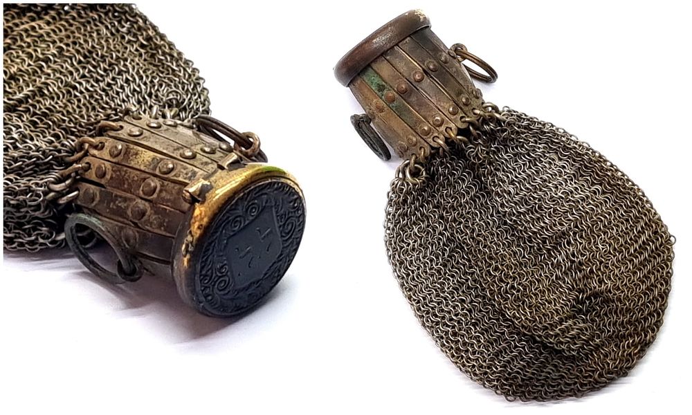 נדיר מאוד
. ארנק מטבעות עתיק מאוד ככל הנראה בן כ- 100 שנה ויותר, עשוי מתכת לבנה. 
מכסה הארנק 