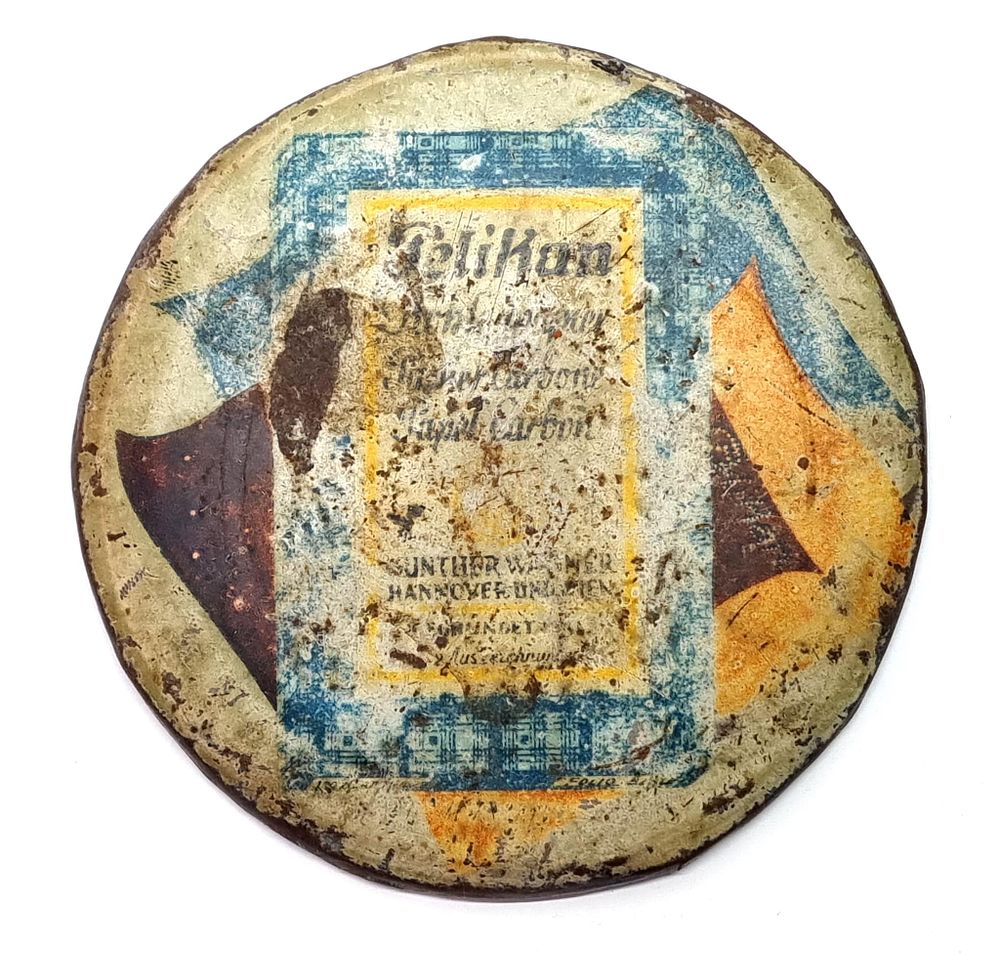 משקולת נייר עתיקה וייחודית שנעשתה בעבודת יד מקופסת פח על בסיס פלדה. 
קוטר מקסימלי כ- 9.5 ס"מ