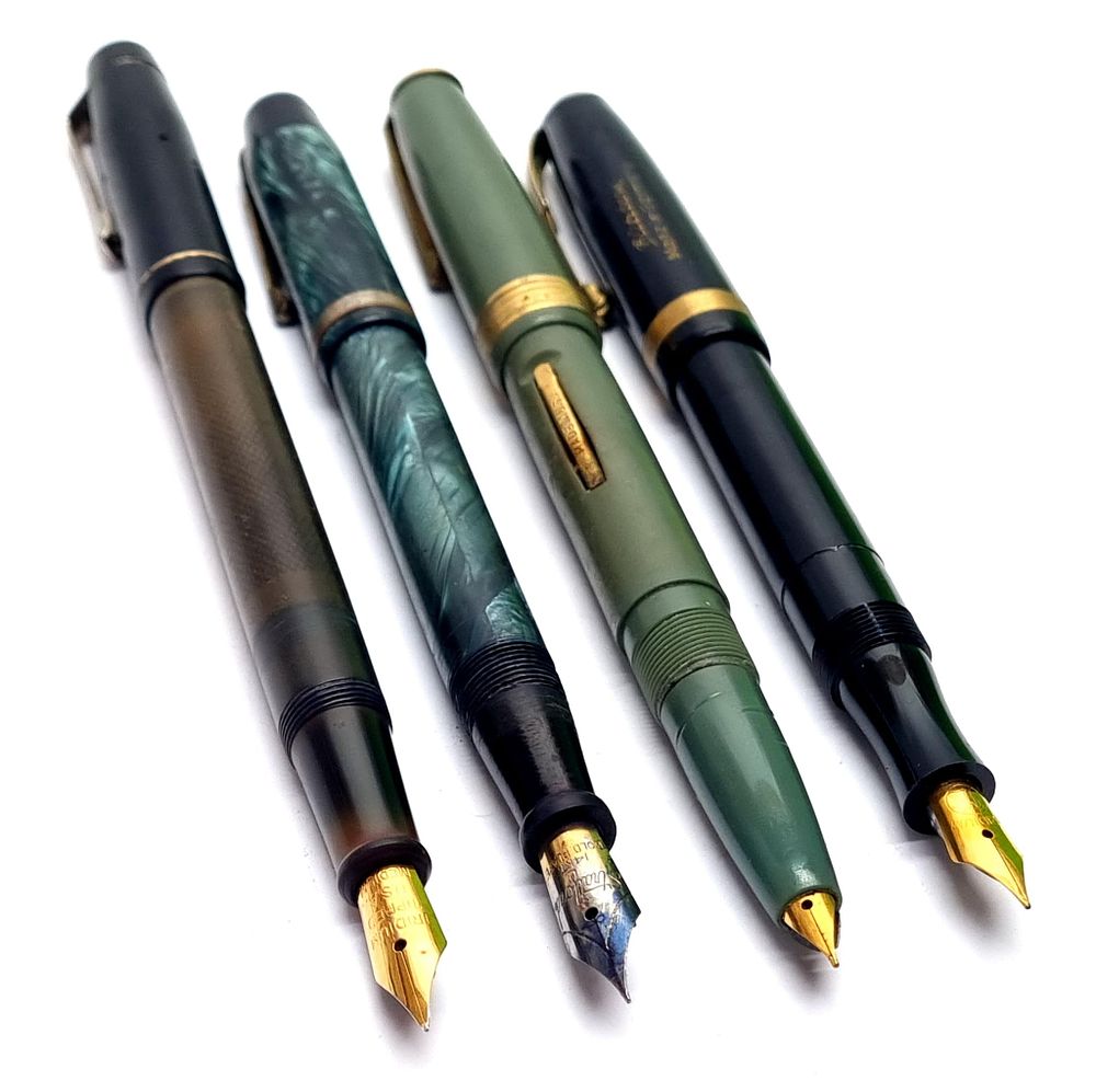 לוט 4 עטים נובעים ישנים מאוד, זקוקים למילוי. סימני שימוש וזמן. 
לא ידוע מצב עבודה. 
אורך ממוצע 