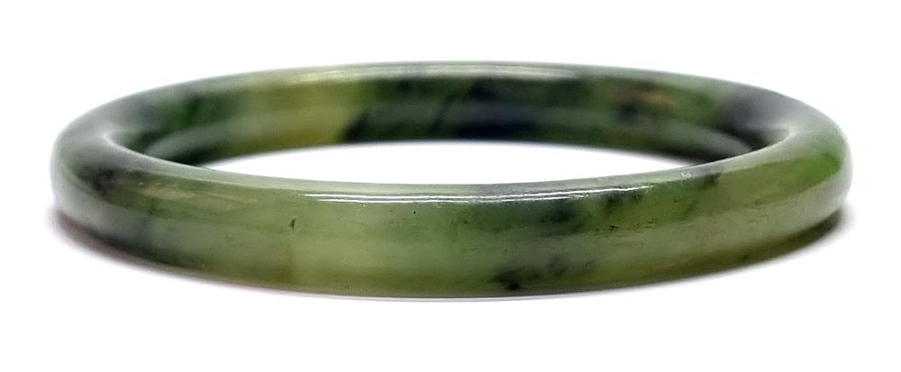 צמיד חישוק ישן מגולף מאבן ג'ייד טבעי. 
קוטר חיצוני כ- 76 מ"מ 
קוטר פנימי כ- 58 מ"מ 
רוחב צמיד 