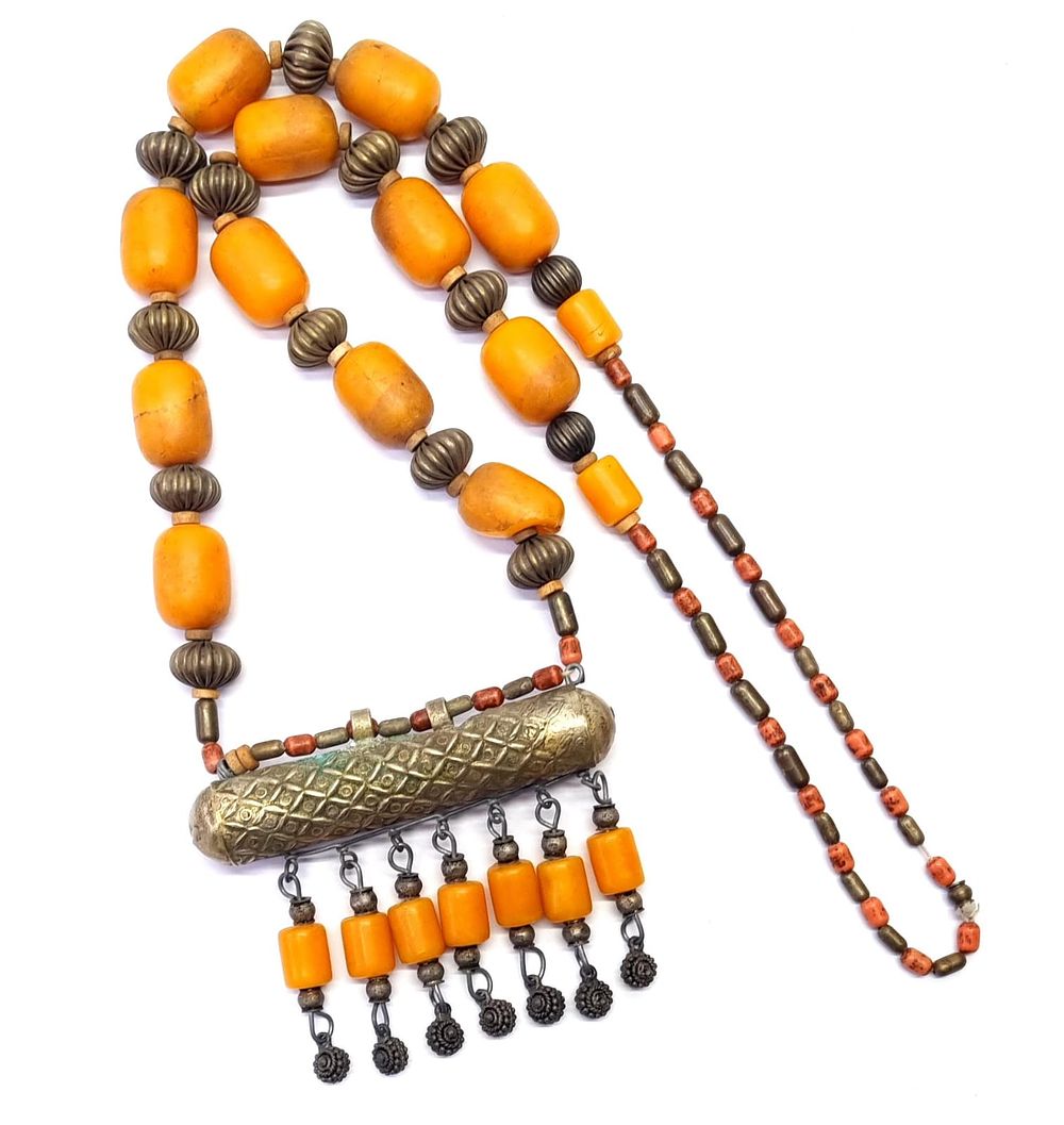 מחרוזת ישנה עשויה חרוזים מוכספים בשילוב חרוזי בקליט. כנראה נחרזה מחדש ותוקנה לאחר שנקרעה. תקופה 