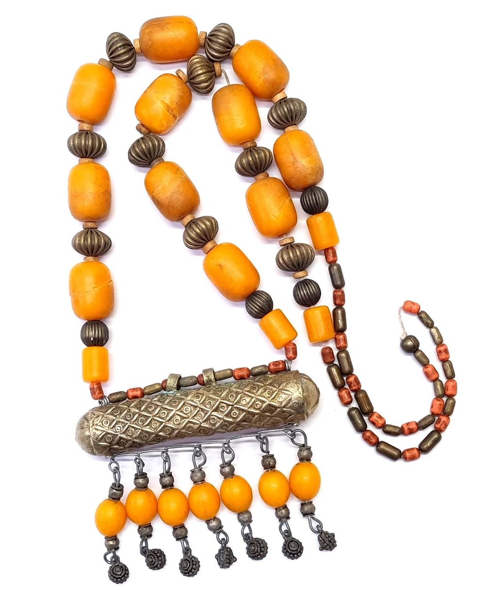 מחרוזת ישנה עשויה חרוזים מוכספים בשילוב חרוזי בקליט. כנראה נחרזה מחדש ותוקנה לאחר שנקרעה. תקופה 