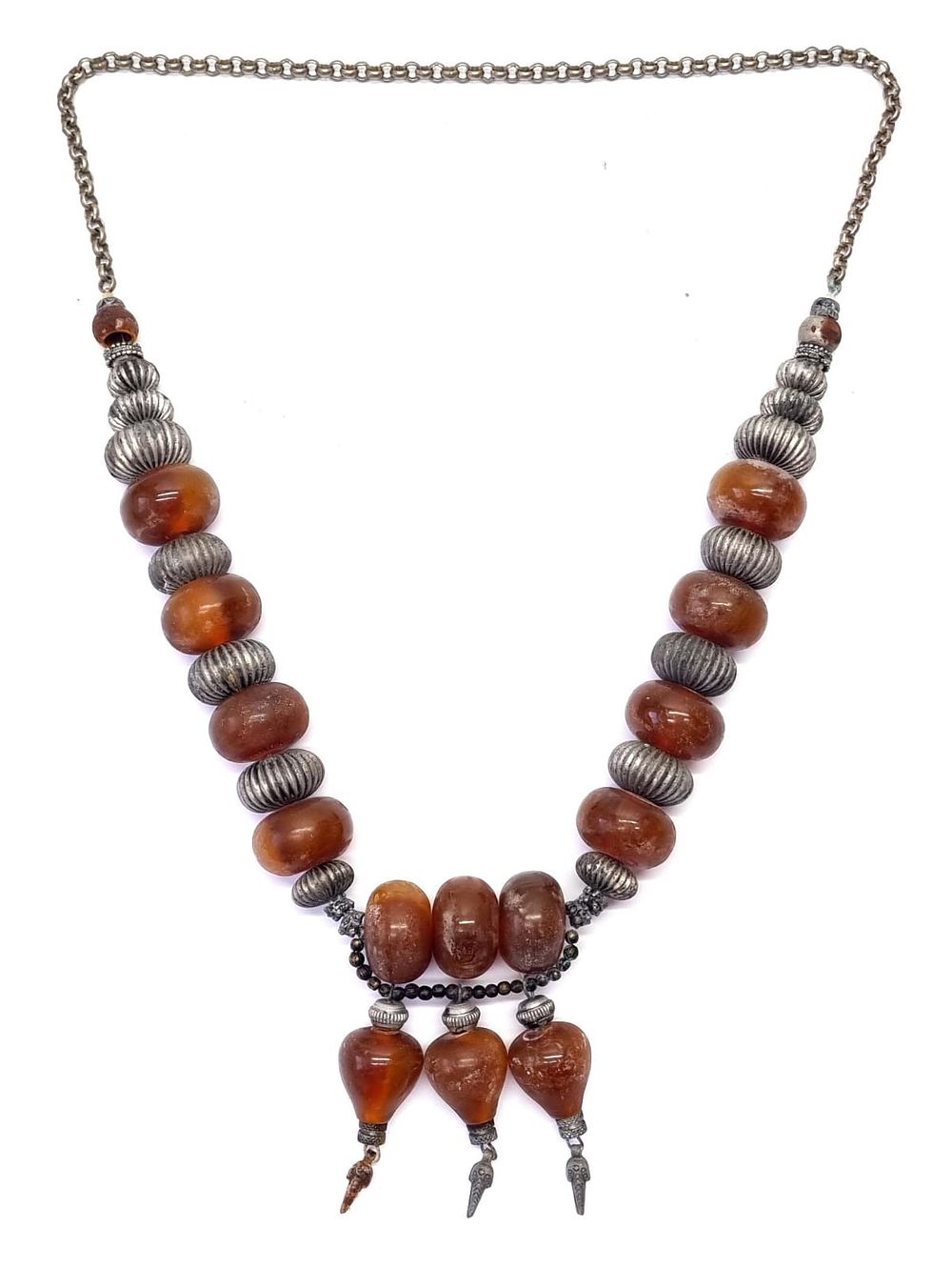 מחרוזת ברברית ישנה מאוד וגדולת מימדים, חרוזי בקליט גדולים בשילוב חרוזי מתכת וחרוזים מוכספים. 