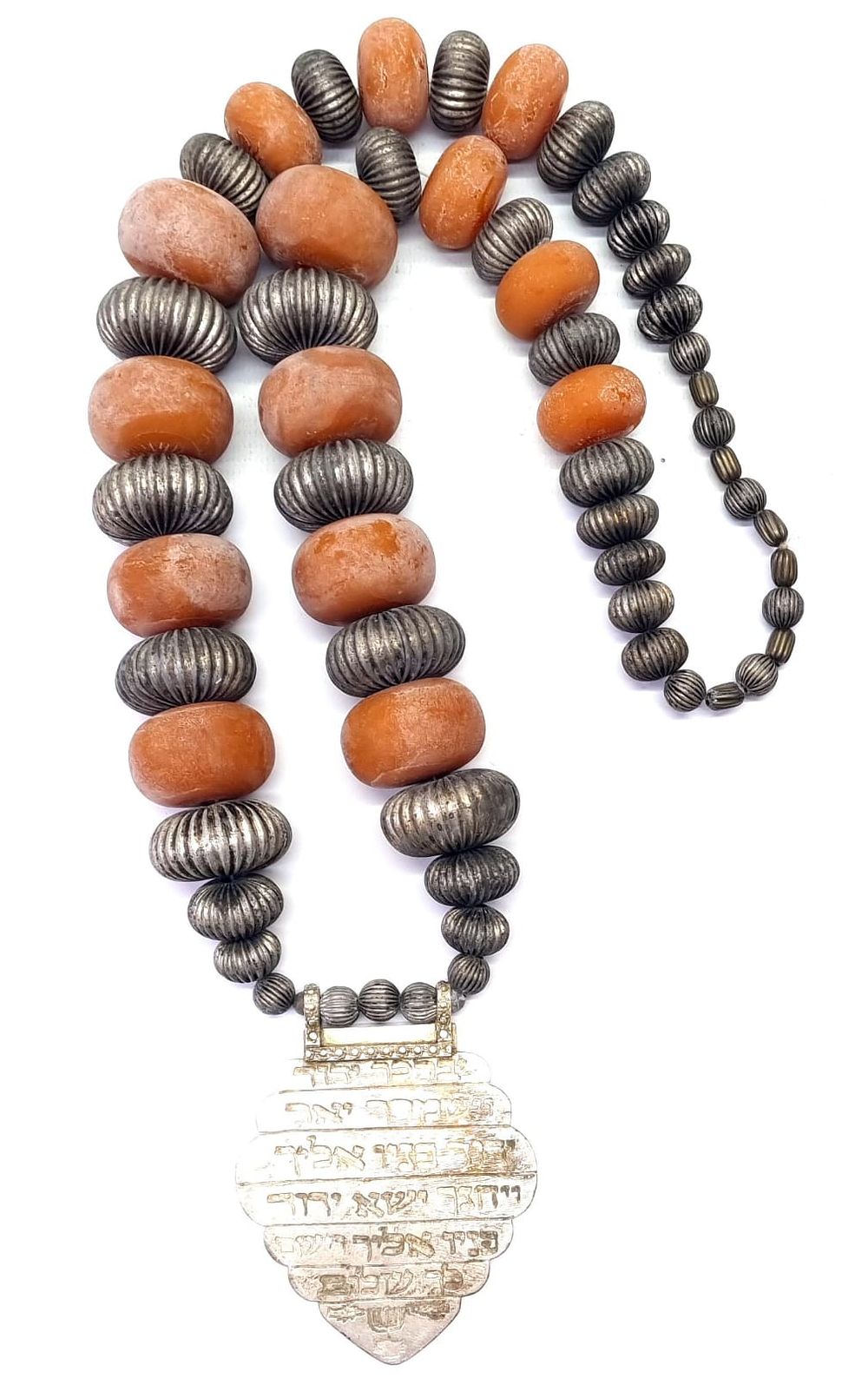 מחרוזת ברברית גדולת מימדים במיוחד כנראה מרוקו. 
חרוזי בקליט גדולים בגוון ענבר וחרוזים מוכספים 