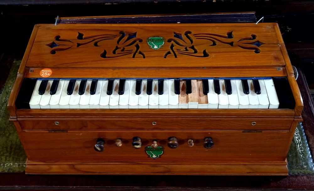 איסוף עצמי בלבד!. איסוף עצמי בלבד! אין משלוח לפריט זה. 
כלי נגינה הודי עתיק ואיכותי שעשוי 