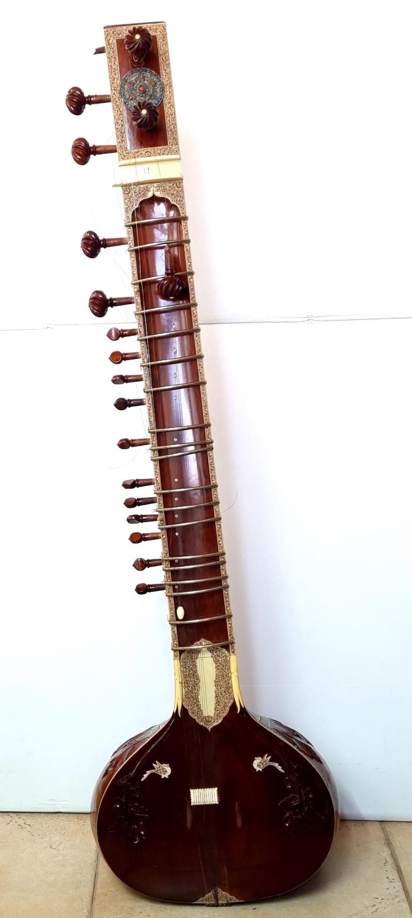 איסוף עצמי בלבד!. *איסוף עצמי בלבד! אין משלוח לפריט זה. 
פגום/ חוסרים 
סיטאר - כלי מייתר הודי 