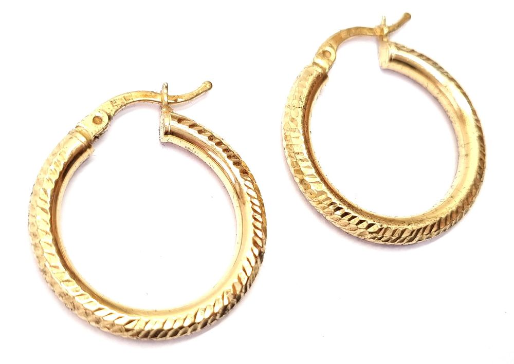 זוג עגילי זהב 14k וינטג' בדגם חישוק קלאסי. חתומים 585. 
משקל כולל: 2.5 גרם 
קוטר עגיל כ- 23 מ"מ 