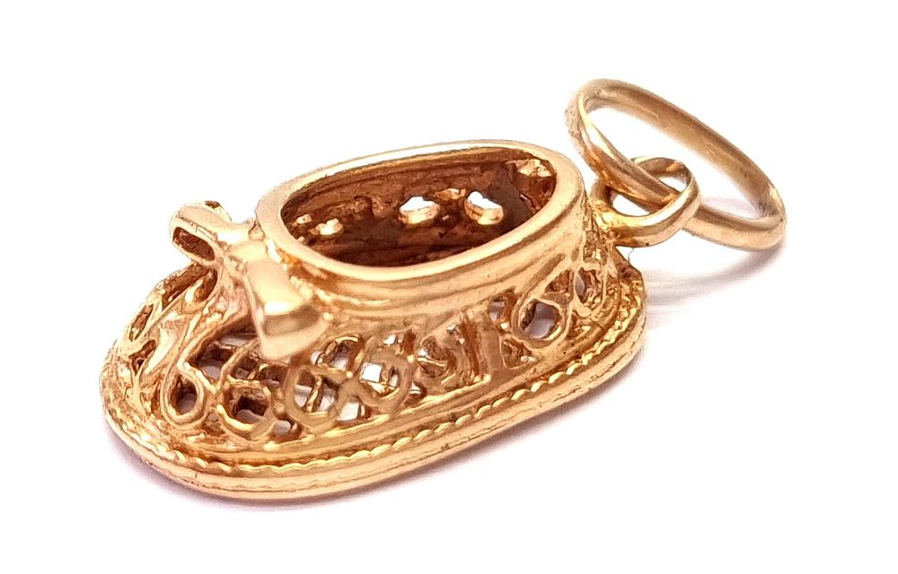 תליון זהב אדום 14k קטנטן ויפה בדגם נעל. 
משקל: 1.1 גרם 
מידות מקסימליות כולל הלולאה כ- 8x21 מ"מ