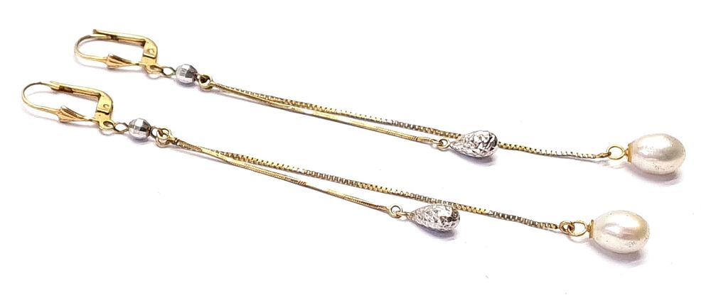 זוג עגילי זהב 14k וינטג' ארוכים ויפהפיים משולבים פנינים טבעיות וזהב לבן. 
חתומים 585. 
משקל 