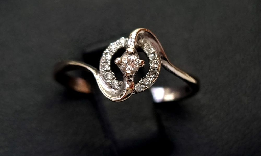 טבעת זהב לבן 14k וינטג', איכותית ויפה. משובצת יהלומים טבעיים יפים במשקל כולל של כ- 0.15ct. 