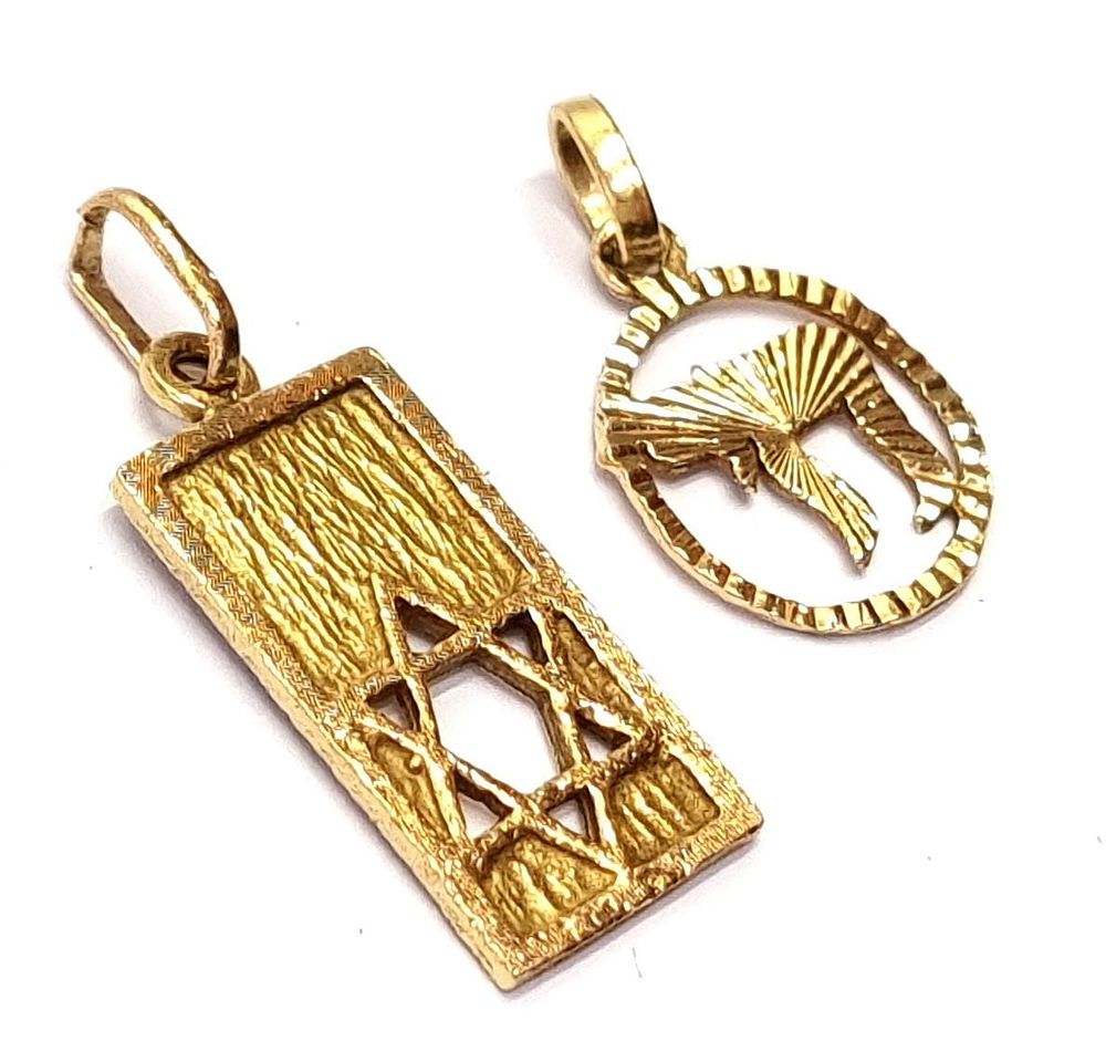 זוג תליוני זהב 18k יודאיקה, וינטג' מצרפת. 
משקל כולל: 2.4 גרם 
קוטר של תליון "חי" כ- 12 מ"מ 