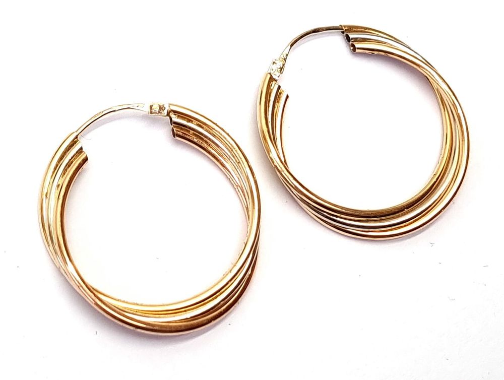 זוג עגילי זהב 18k וינטג' מצרפת, בדגם חישוק ייחודי. 
משקל כולל: 1.5 גרם 
קוטר עגיל מקסימלי כ- 23 מ"מ