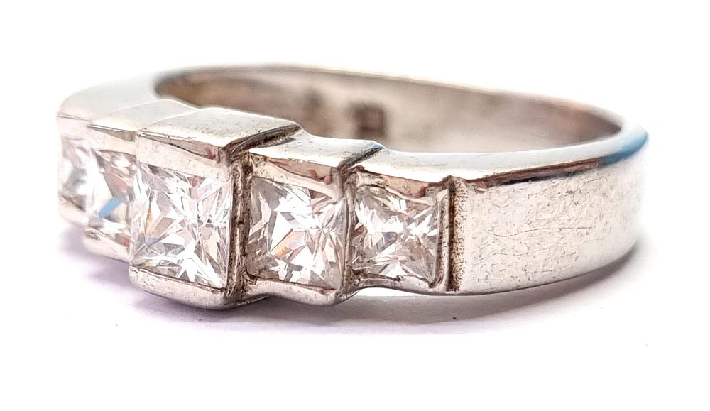 מאוסף איכותי של אספן תכשיטי כסף. 
טבעת כסף מפוארת, איכותית ומרהיבה, משובצת זירקונים. חתומה 925. 