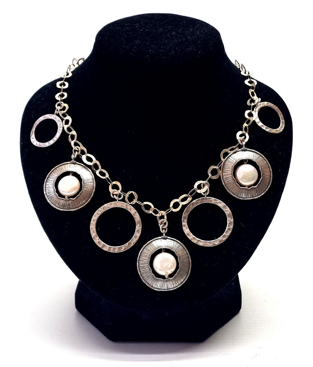 ענק כסף ופנינים טבעיות. שרשרת מרשימה, איכותית ויפה. 
עבודת יד צורף אמן. חתומה 925. 
אורך שרשרת 