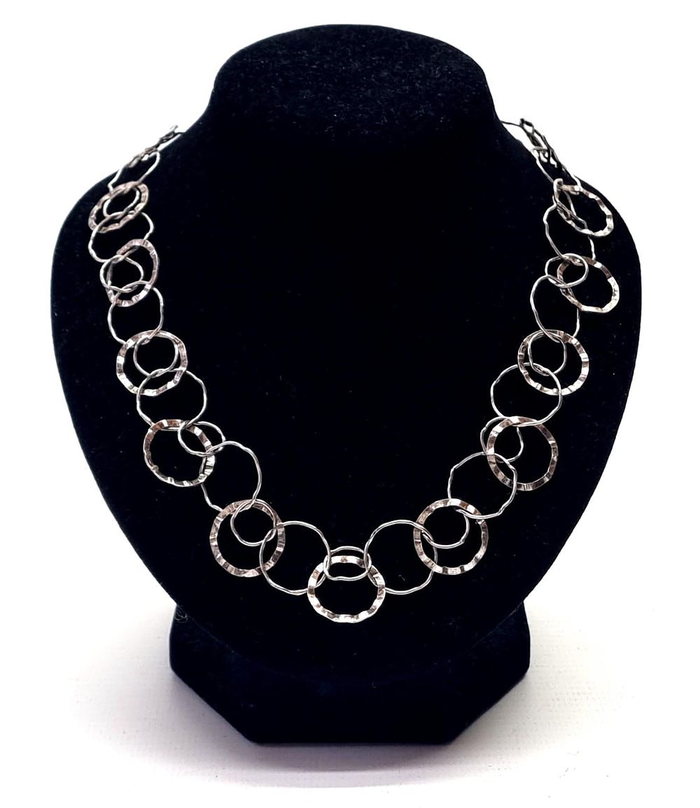 ענק כסף, מרשים ואיכותי. עבודת יד של צורף אמן. 
במצב שמור ויפה. חתום 925. 
אורך כ- 43 ס"מ 
רוחב 