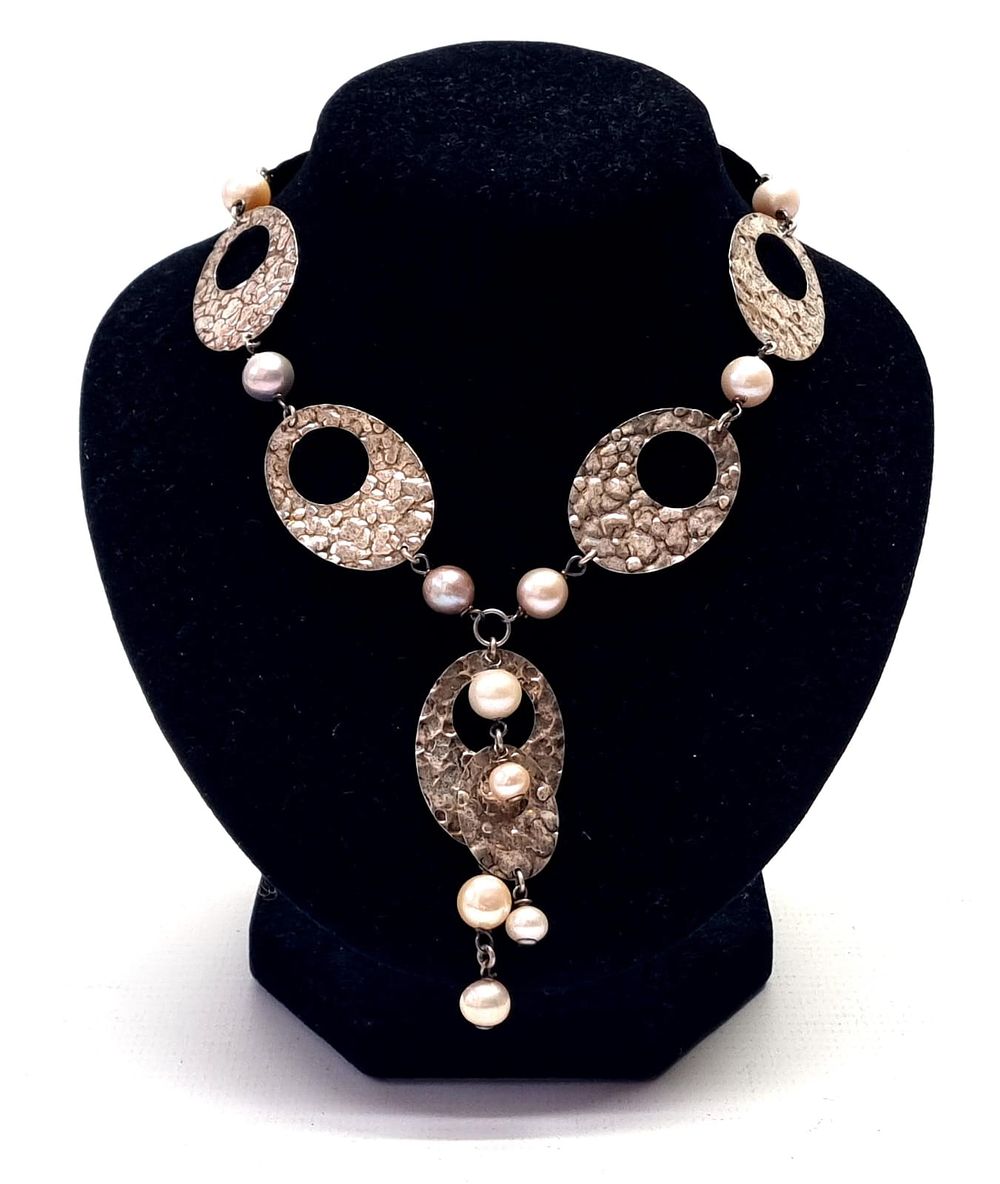 ענק כסף ופנינים, גדול ומרשים, בעיצוב יגאל אבינועם. 
לא היה בשימוש מעולם. איכות עלית של תכשיט 