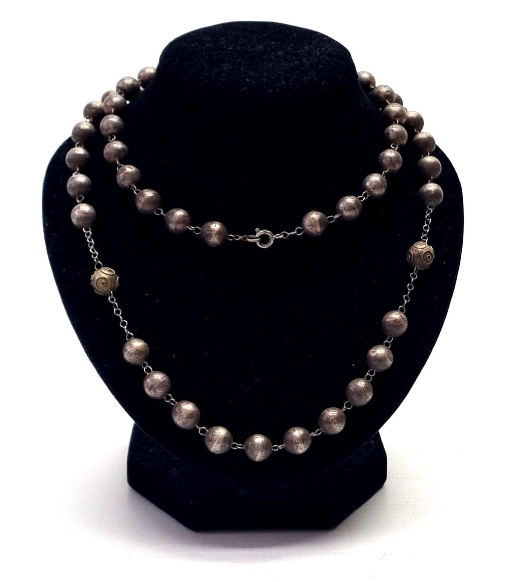 שרשרת כסף ישנה עד עתיקה, ארוכה, יפה ומיוחדת. חרוזי כסף בעבודת יד. 
משקל: 16.6 גרם 
קוטר חרוז כ- 