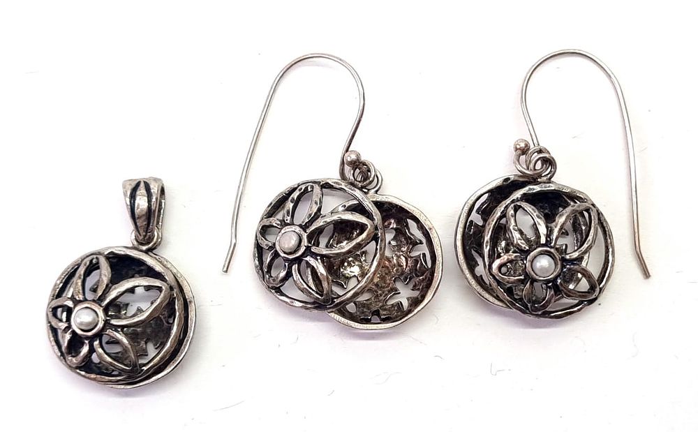 סט תכשיטי כסף וינטג' שלא היו בשימוש מעולם, זוג עגילים ותליון. 
איכות טובה מאוד. חתומים 925. 