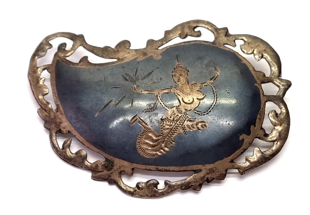 סיכת כסף וינטג' גדולה, יפה וייחודית. 
מידות מקסימליות כ- 36x50 מ"מ 
משקל: 6.5 גרם