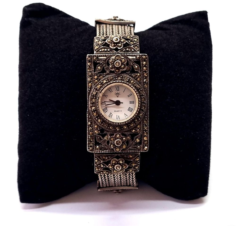 שעון כסף, עתיק ומהמם!
. גדול, מאסיבי ומרשים מאוד, משובץ מרקיזות. עבודה איכותית במיוחד. 
דרוש 