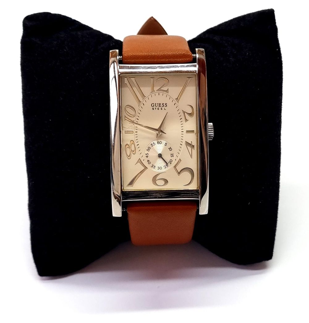 GUESS
. שעון יוניסקס, איכותי ויפהפה, מתאים גם לגבר וגם לאישה. 
שמור, לאחר ניקוי, החלפת סוללה 