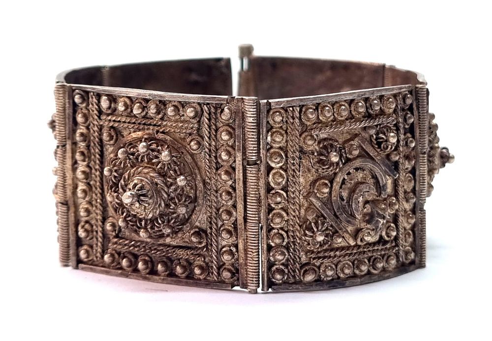 צמיד כסף, איסלמי, עתיק. ככל הנראה פקיסטני. עבודת יד עדינה ואיכותית, צמיד רחב ומרשים. חתום. כסף 