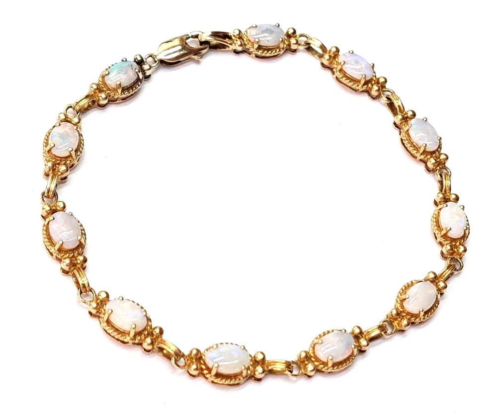 צמיד זהב 10k עתיק ומשגע, משובץ אבני אופל טבעיות ויפות. 
צמיד קלאסי, איכותי מאוד ויפה. 
חתום 