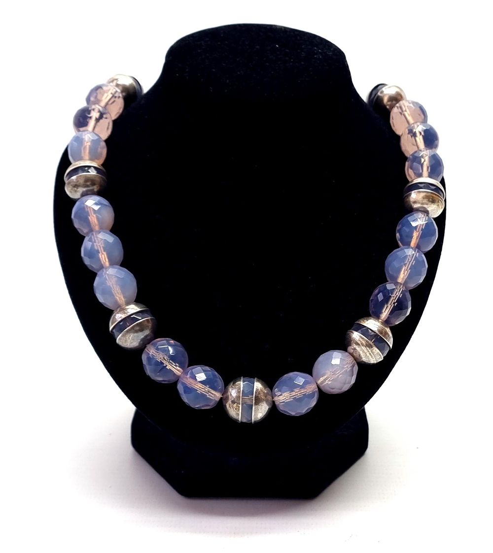 מחרוזת אופנה איכותית, גדולה ומרשימה, בסגנון וינטג'. חדשה לחלוטין ולא הייתה בשימוש מעולם. חרוזים 