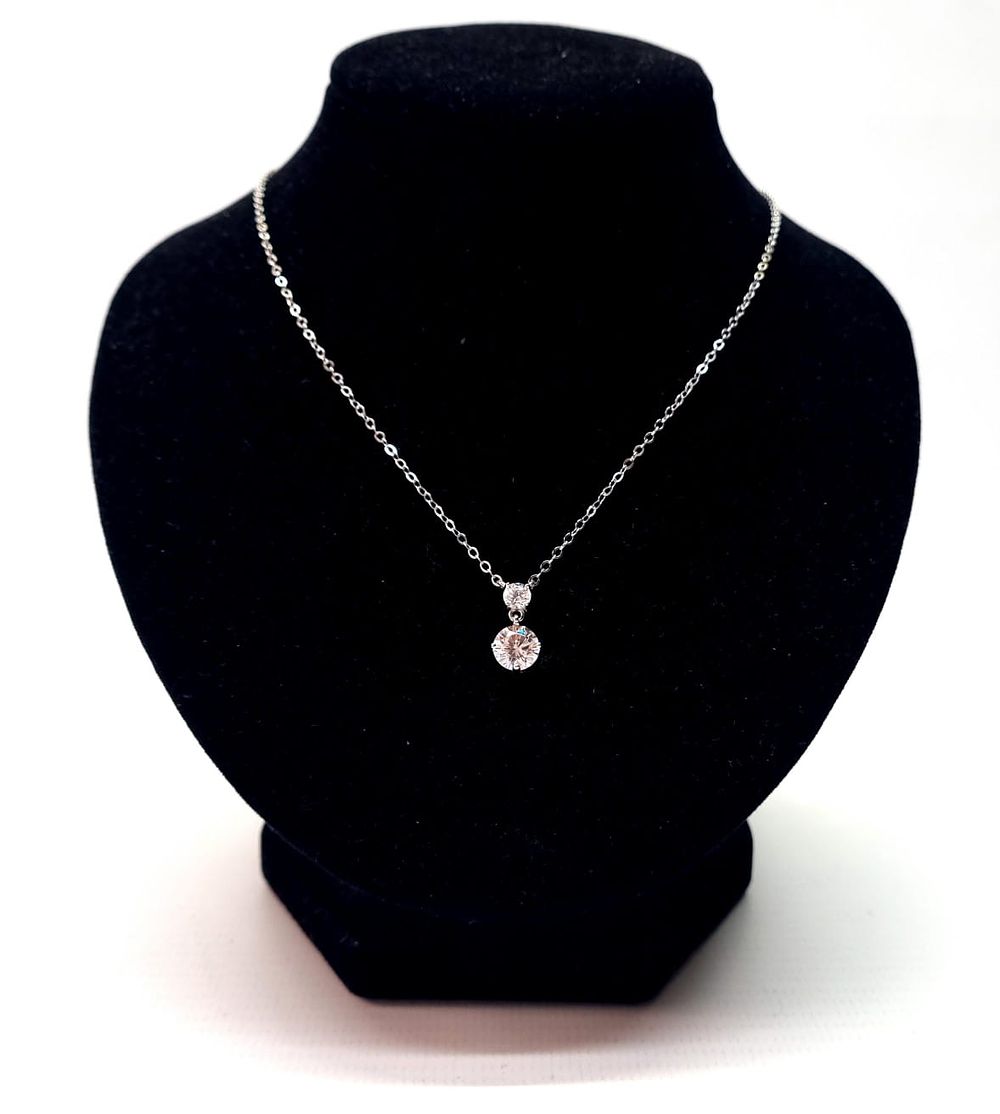 חדשה לחלוטין
. שרשרת כסף, עדינה, איכותית ויפה בעלת מראה יוקרתי ובאיכות עלית. 
הגיעה מחנות 