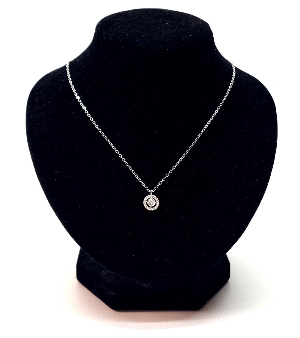 חדשה לחלוטין
. שרשרת כסף, עדינה, איכותית ויפה בעלת מראה יוקרתי ובאיכות עלית. 
הגיעה מחנות 