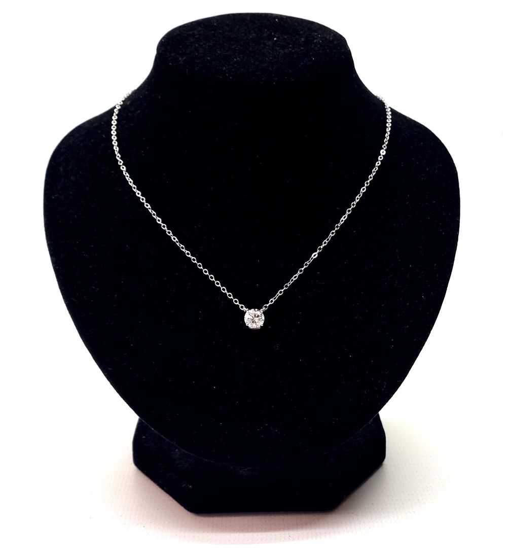 חדשה לחלוטין
. שרשרת כסף, עדינה, איכותית ויפה בעלת מראה יוקרתי ובאיכות עלית. 
הגיעה מחנות 