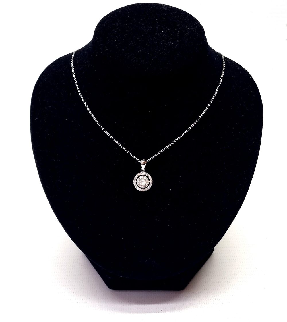 חדשה לחלוטין
. שרשרת כסף, עדינה, איכותית ויפה בעלת מראה יוקרתי ובאיכות עלית. 
הגיעה מחנות 