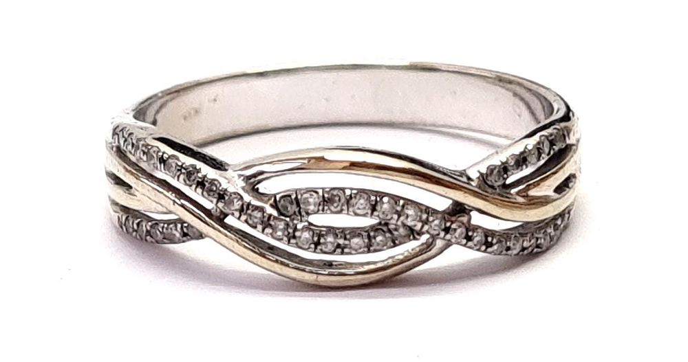 טבעת זהב 14k בגוון לבן-צהבהב, וינטג', משובצת יהלומים טבעיים, קטנים במשקל כולל של כ- 0.30ct. 