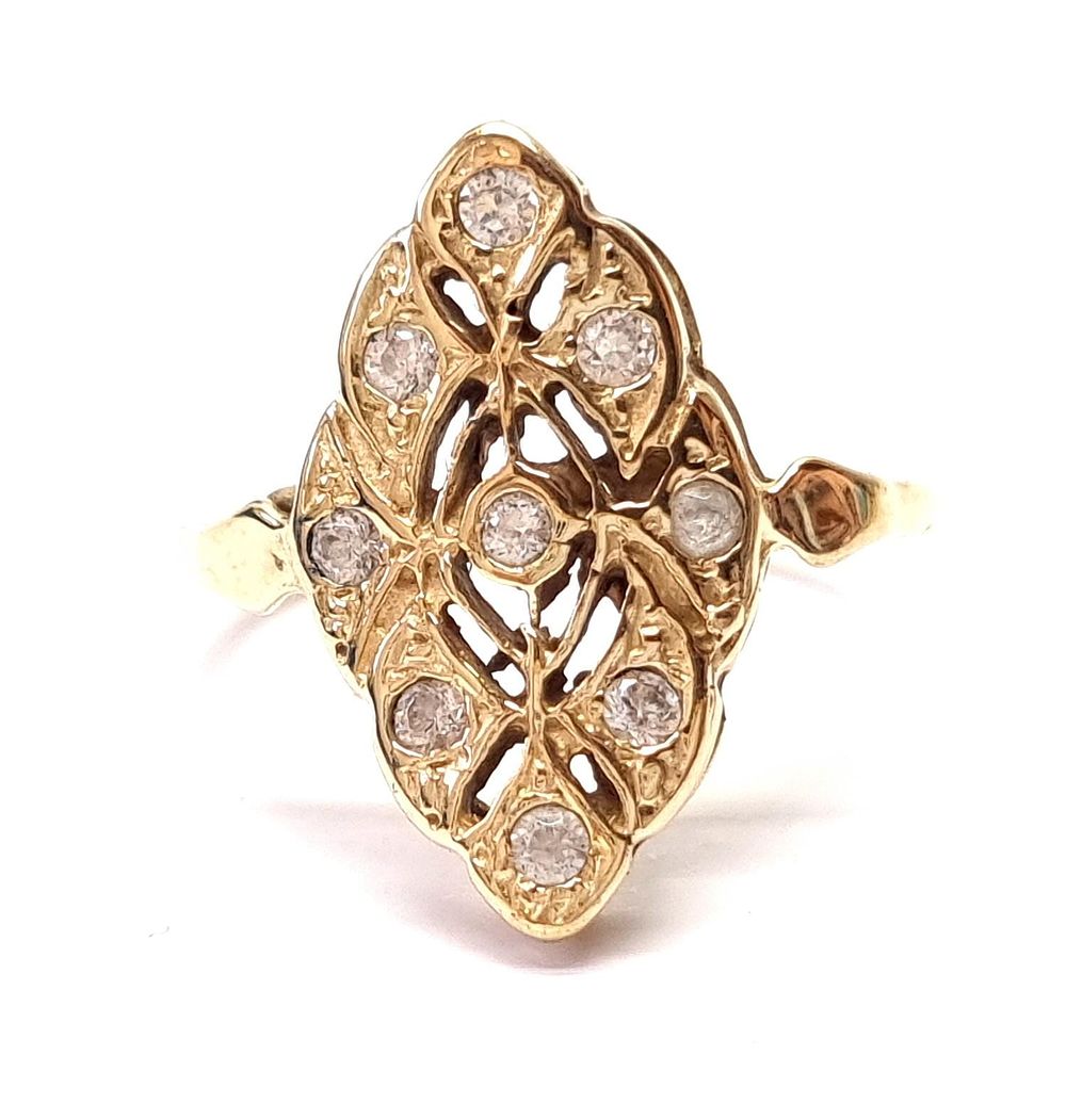 טבעת זהב 14k וינטג', נאה, בדוגמה יפה. משובצת אבני זירקוניה נוצצות. 
הטבעת לאחר ליטוש וניקוי. 