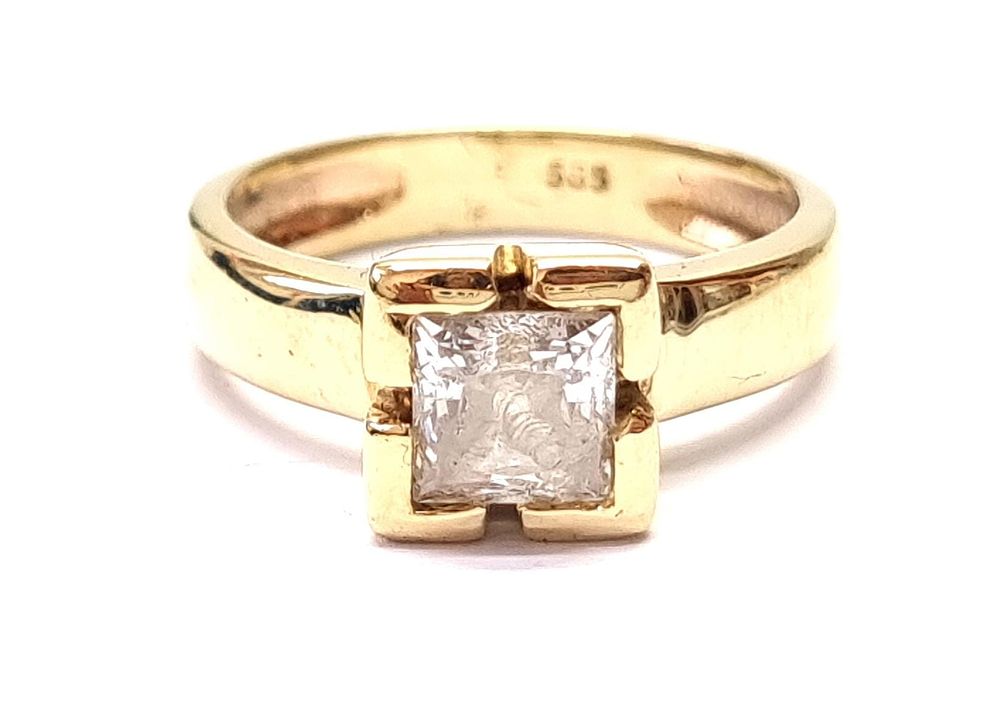 טבעת זהב 14k וינטג' משובצת אבן קריסטל לבנה ונוצצת (לא יהלום). חתומה 585. 
הטבעת לאחר ליטוש 