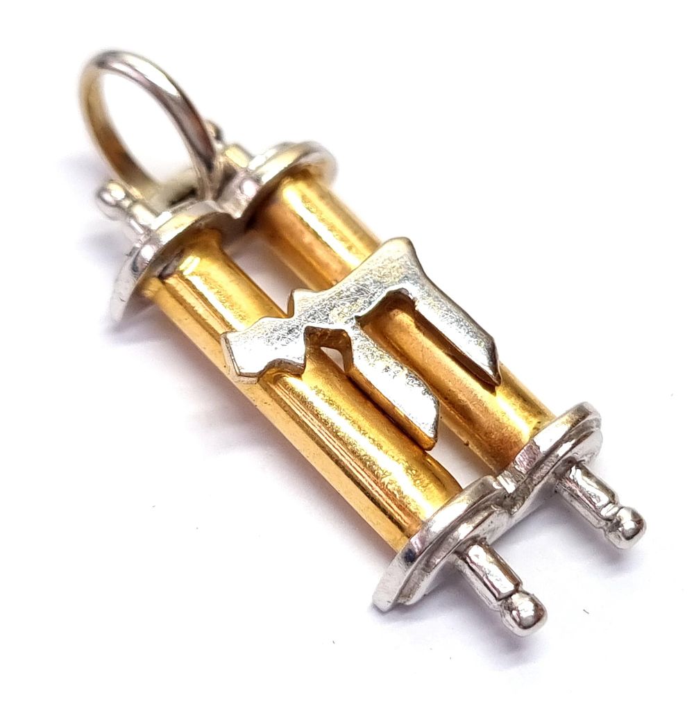 תליון זהב 18k יודאיקה, וינטג', קטן ויפה. בדגם ספר תורה. עשוי בעבודת יד, הגיע מצרפת. משולב 2 