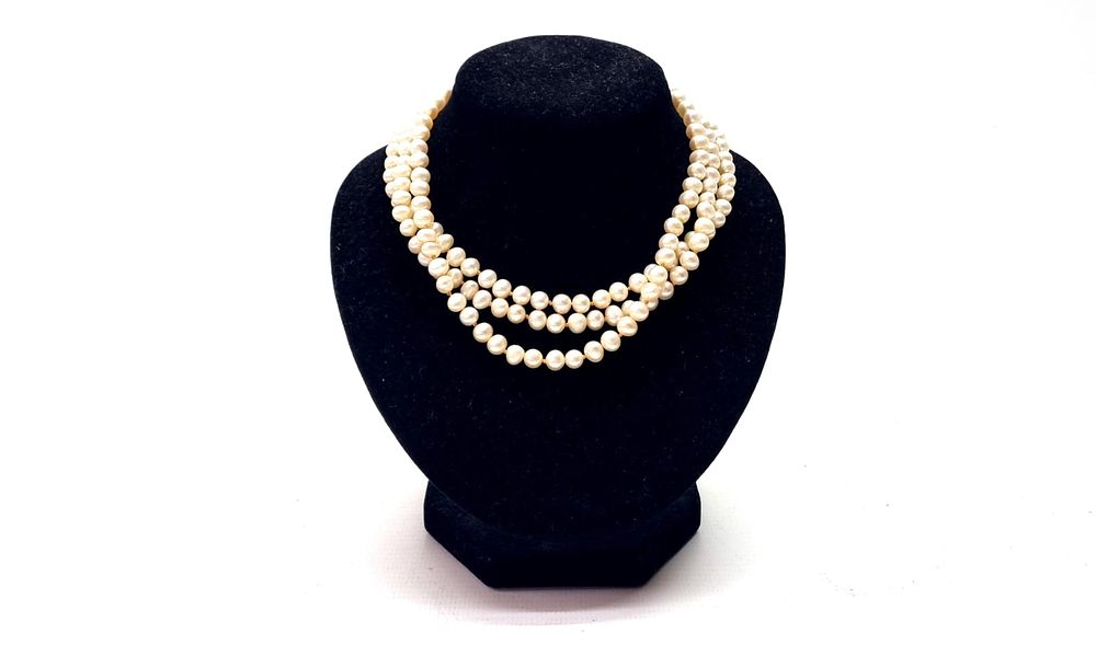 מחרוזת פנינים טבעיות, וינטג', מהממת וצמודה לצוואר. משולבת סוגר זהב 18k עם יהלומים קטנים. 