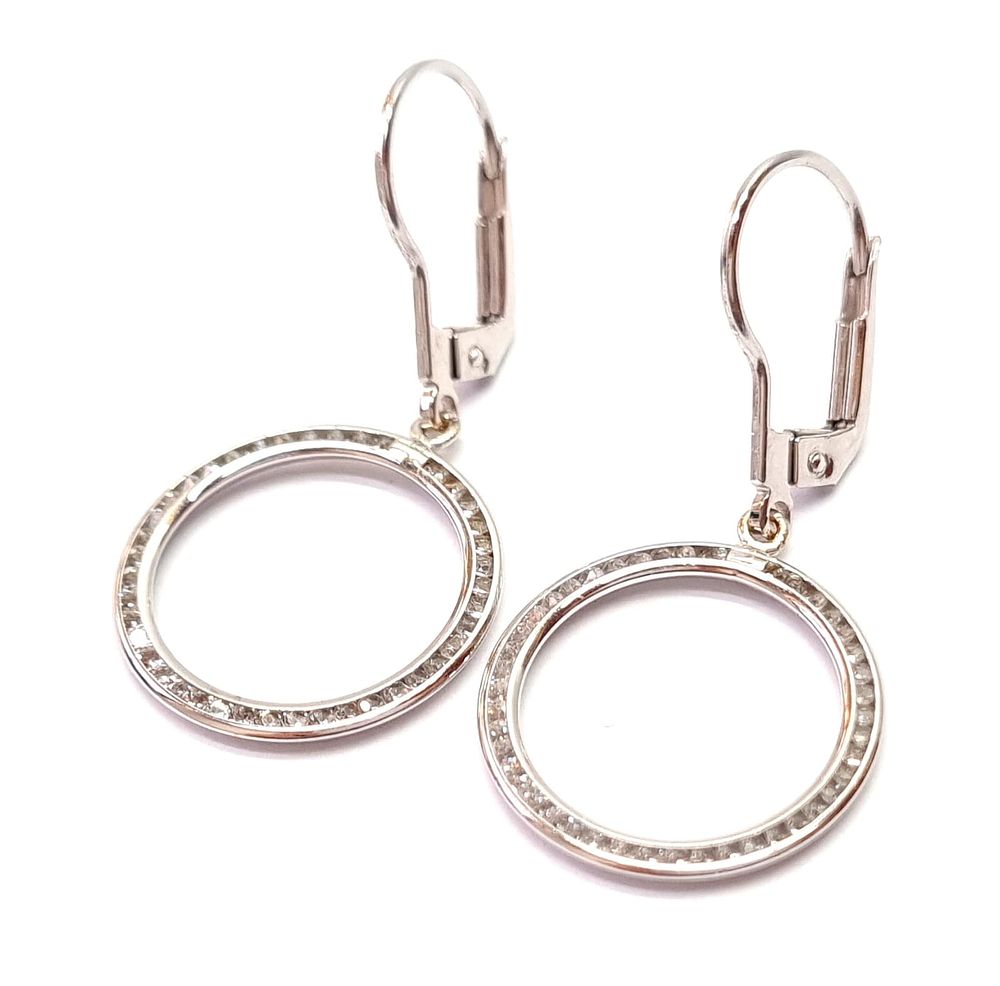 זוג עגילי זהב לבן 14k וינטג', יפים, משובצים אבני זרקוניה מיניאטוריות ונוצצות. חתומים 585. 
משקל 