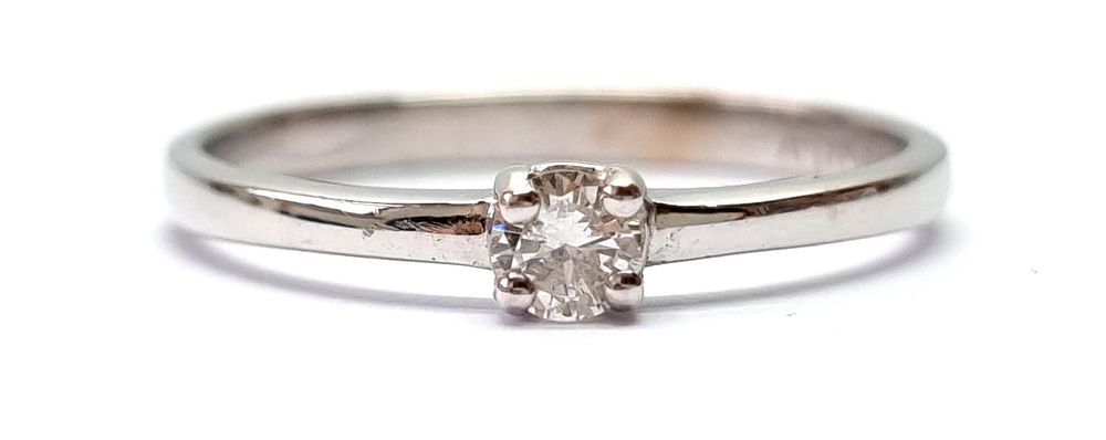 טבעת זהב לבן 14k וינטג' משובצת יהלום טבעי, איכותי ויפה במשקל של כ- 0.13ct. 
טבעת בדוגמה קלאסית 