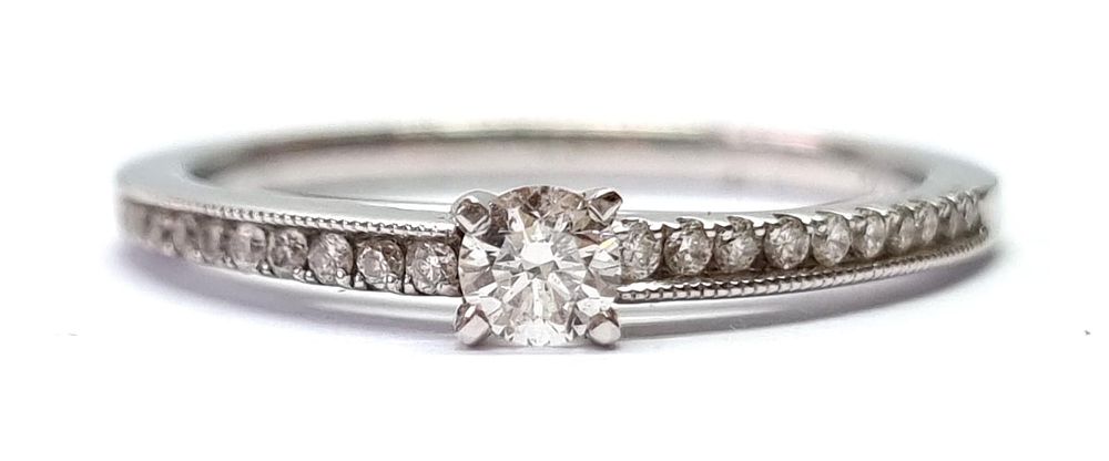 טבעת זהב לבן 14k מודרנית ויפהפייה. משובצת יהלומים טבעיים ואיכותיים במשקל כולל של כ- 0.28ct. 